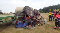 Traktor se převrátil na poli, řidič zemřel ve zdemolované kabině