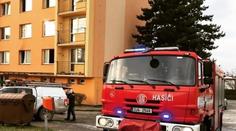 V Havlíčkově Brodě vzplál bytový dům. Hasiči evakuovali desítky lidí