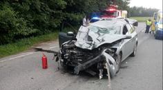Auto smetlo a zabilo motorkáře, který mu zřejmě nedal přednost