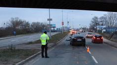 Žena přecházela rušnou silnici a srazilo ji auto. Na místě zemřela