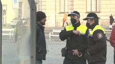 Policie kontrolovala nošení respirátorů. Nachytali mladíka jen s rouškou