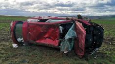 Šest zraněných při nehodě u Plzně. Auto s dětmi skončilo zdemolované na poli