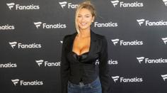 Sexy ring girl poškádlila fanoušky. V bikinách ukázala téměř vše