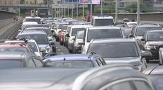 Řidiči přiznali nebezpečné návyky. Někteří čtou za jízdy i e-maily