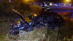 Auto po smyku prorazilo svodidla a zřítilo se ze srázu vedle mostu