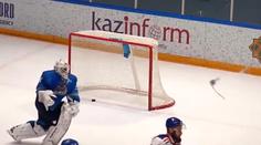 Zbláznil se? Ruský gólman vybouchl, po obdržené brance létaly třísky