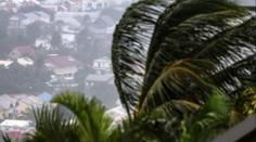 Turisté uvízli na dovolené. Ostrovy jsou v nejvyšší pohotovosti, žene se silná bouře