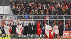 Tvrdíkovi se nakonec v Pardubicích líbilo a po zápase pomohl uklidit stadion