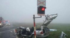 Tragédie na přejezdu: Vlak smetl plně obsazené auto! Dva mrtví