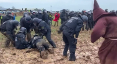 VIDEO: Těžkooděnci se znemožnili. Před aktivisty se vyváleli v bahně