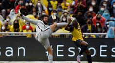 Brankář Alisson je dítě štěstěny. Dvakrát dostal červenou, zápas přesto dohrál