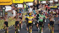 Parťák vítěze Tour de France měl nehodu. Po srážce s autem má po sezoně