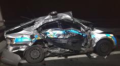 Zloděj ukradl dodávku. Při útěku totálně zdemoloval policejní auto