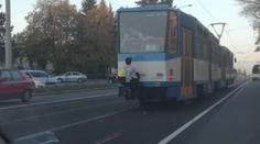 Šílená "zábava". Mladí se vozí na oji tramvaje, riskují život!