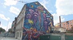 Ve městech se objevují umělecká graffiti. Zobrazují osobnosti i historii