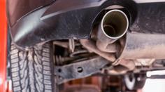 Sliby o snižování emisí automobilky v Česku neplní. Která znečišťuje nejvíc?