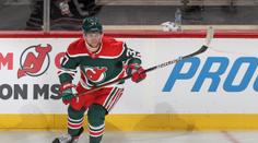 Zacha konečně podepsal v Bostonu. Finančně si oproti Devils polepší
