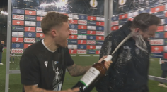 Pivní sprška pro kata Leverkusenu. Kluci můžou dělat, co chtějí, smál se trenér