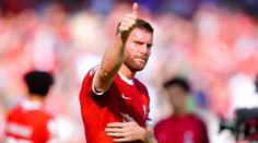 Milner po sezoně končí v Liverpoolu. Od trávníkářů dostal žertovný dárek