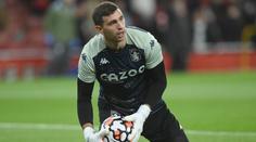 Fotbal musí počkat. Hvězdný brankář spěchal za tátou do nemocnice