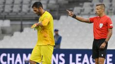 Zápas blbec. Brankář Sportingu zavinil dva góly, navíc dostal červenou