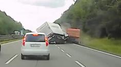 VIDEO: Dodávka v plné rychlosti narazila do odstavené tatry. Řidič byl zrovna pod vozem