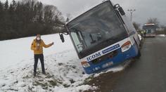 Ledová fronta zasáhla Česko. Sníh na silnicích způsobil mnoho nehod