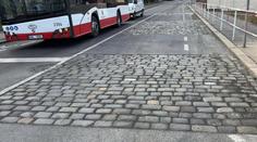 Podivné záplaty na silnicích. Silničáři vysvětlují, proč dávají kostky místo asfaltu