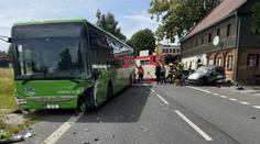 Vážná nehoda autobusu ve Varnsdorfu. Jeden člověk zemřel