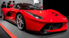Aktivisté se na výstavě aut přilepili ke sporťákům Ferrari a polili je barvou