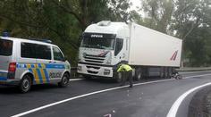Mladý motorkář nezvládl zatáčku. Narazil do kamionu a zemřel