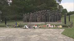 Lidé si připomněli 80. výročí vypálení Lidic. Tehdy při tragédii zemřelo 340 lidí