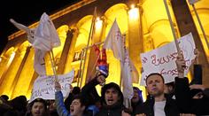 Demonstranti volali po reformě voleb, policie je tvrdě rozehnala