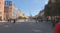 Lidé se bouří kvůli trakčním sloupům na Václaváku. Nelíbí se ani architektovi