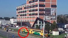 Maminku odvezl vlak, vyděšená holčička (2) zůstala na nástupišti sama