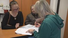 Lidé tápou při vyplňování formulářů k dani z nemovitosti. Jsou příliš složité, zuří