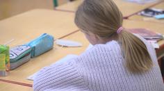 Psychologové radí, kdy začít s kapesným. Děti dostávají peníze hotově i na účet