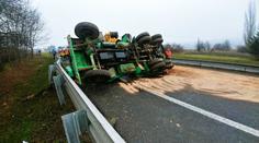 Při převážení spadl na dálnici D10 autojeřáb, doprava se zastavila!