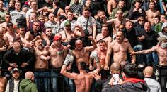 VIDEO: Kickboxerské gala přerušila bitka diváků, létaly židle, lidé se ukryli pod ring