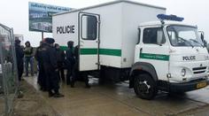 V Českých Budějovicích zadrželi tři uprchlíky, ukrývali se v kamionu