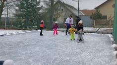 Lidé v Jihlavě si udělali vlastní kluziště. Teď mají utrum, město jim ho zakázalo