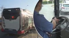 Chlapec vystoupil, matka to nestihla. Řidič jel dál, zastavil až po kilometru