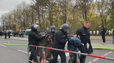 Masové protesty v zahraničí. Policie v Berlíně použila vodní děla a pepřáky