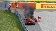 Tak to bylo o fous. Sainz musel utíkat před plameny. Nemám slov, řekl