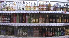 Bezdomovci v Ostravě začali pít alkohol rovnou v prodejně. Policie je na ně krátká