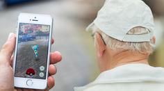 Senior chtěl hrát s dětmi Pokémony. Rodiče na něj zavolali policii