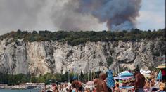 Velký požár ohrožoval italská letoviska, museli uzavřít i dálnici na Terst