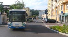 Žena (†79) v Karlových Varech šla přes silnici mimo přechod. Srazil ji autobus