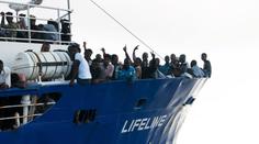 Další loď s migranty nechce nikdo přijmout, na palubě má 239 lidí