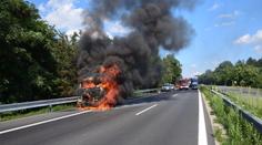 Dodávku na dálnici zcela pohltily plameny, nevydržela izolace